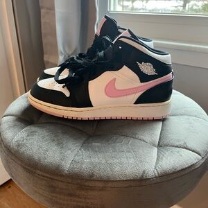 Black and Pink Nike jordan 1’s